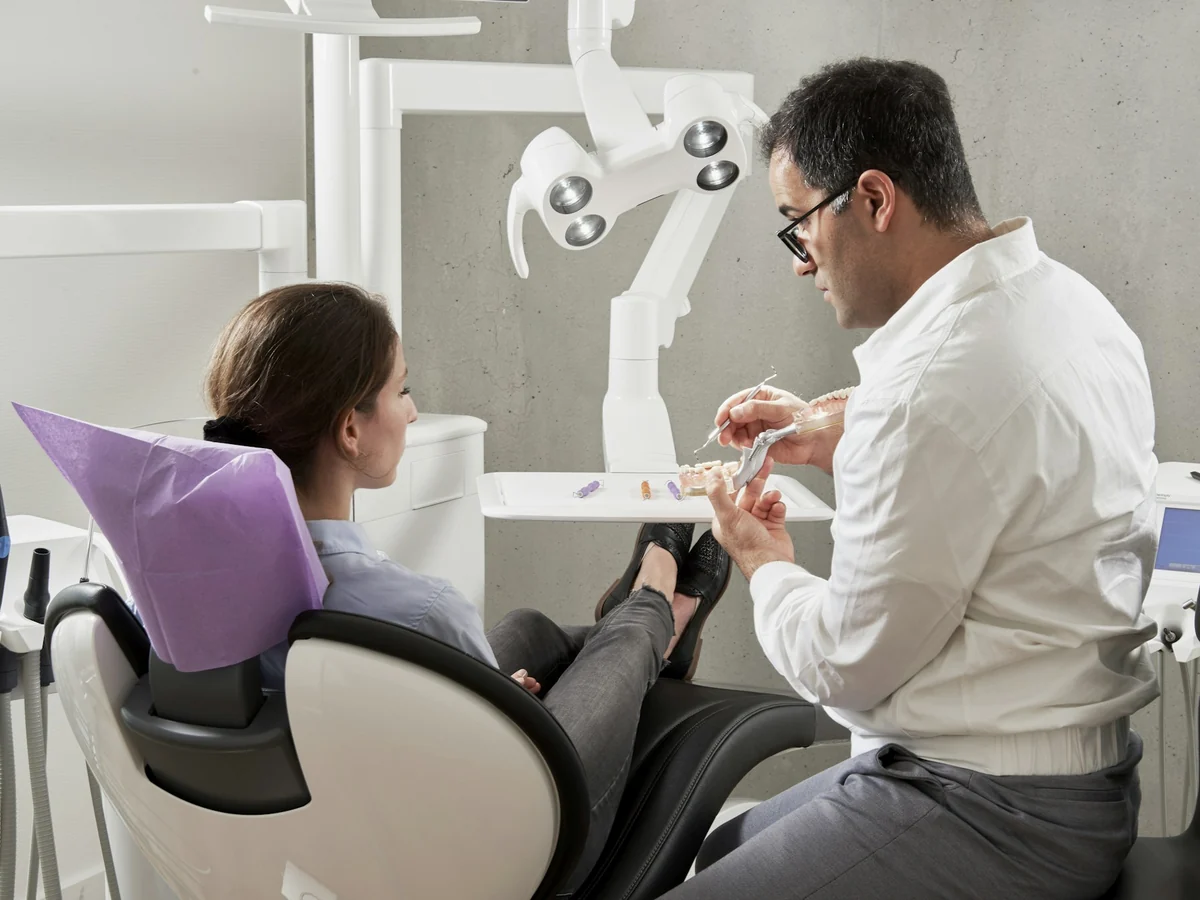 Una paziente parla con il dentista prima del trattamento